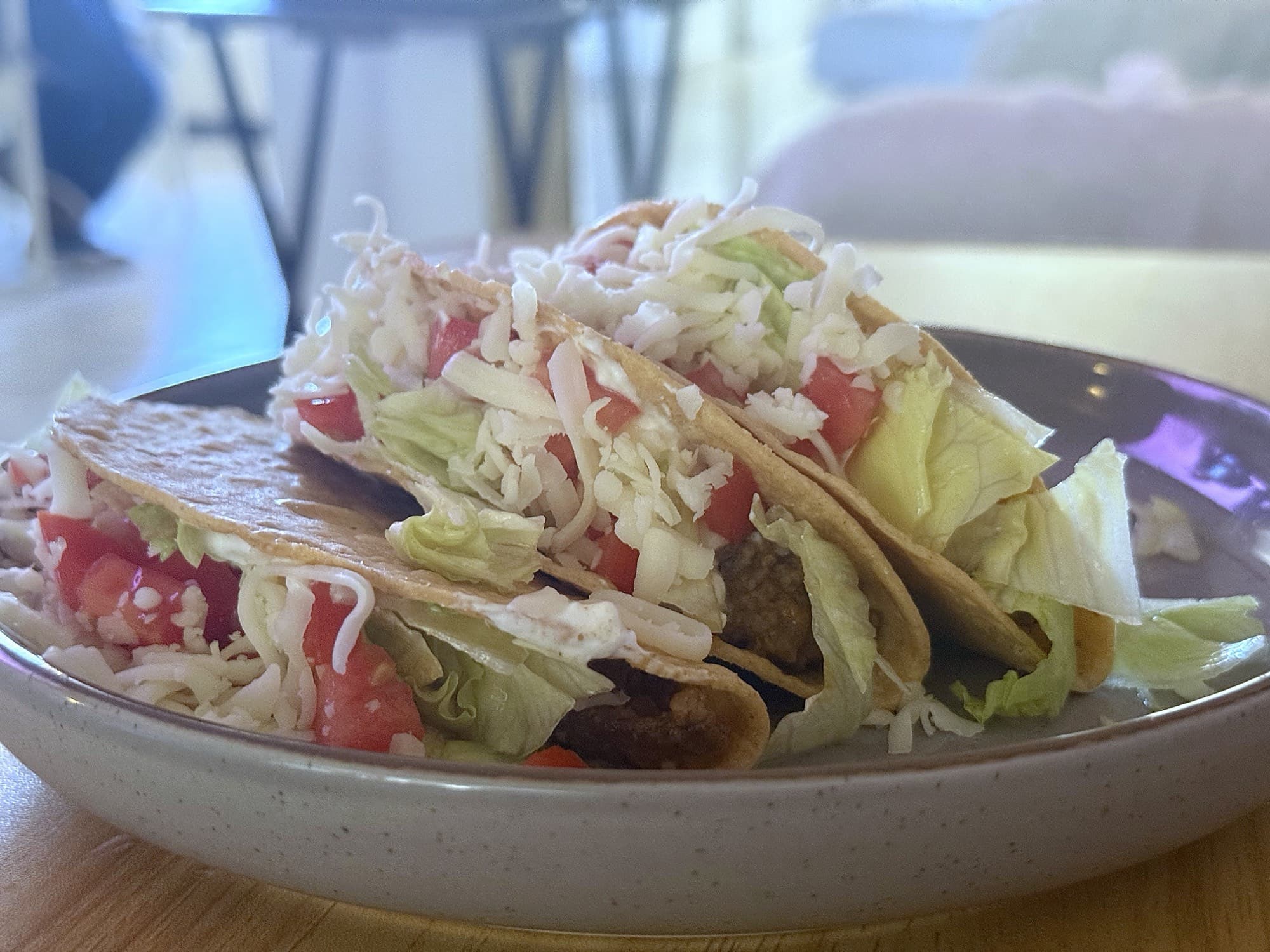 Primer plano de tacos dorados de res
