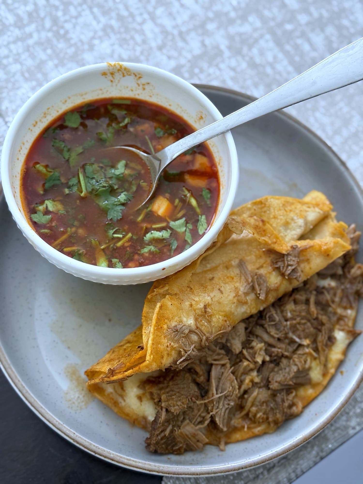 Tacos de birria de res con consomé, vista desde arriba
