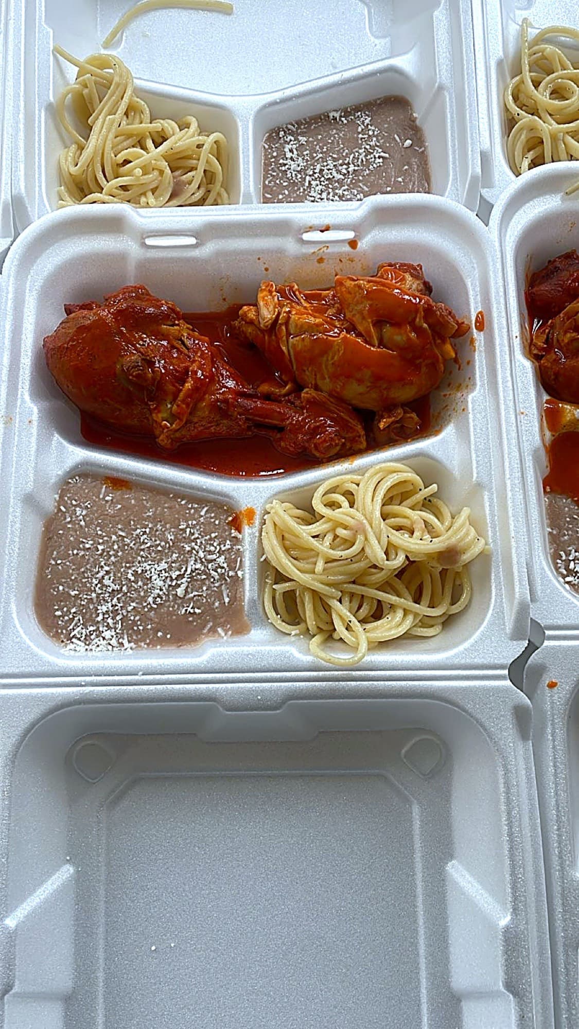 Charola individual con guisado, espagueti y frijoles